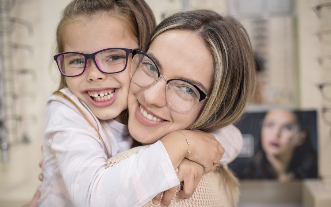 Fotka matky a dcery s brýlemi v oční optice