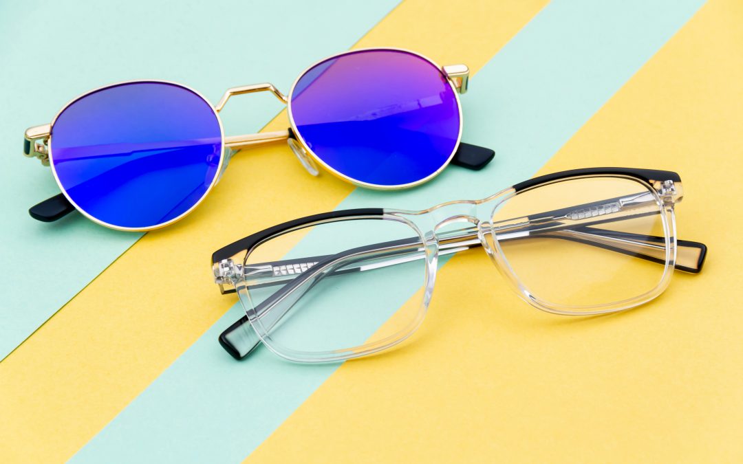 Fotka slunečních brýlí s kovovými obrubami a dioptrických brýlí s plastovými obrubami