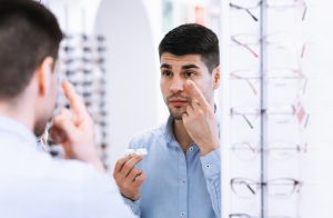 Fotka může zkoušejícího si kontaktní čočky v oční optice